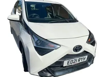 Second-hand Toyota Aygo X-play 71 CP (52 kW) 2021 Alb Hatchback