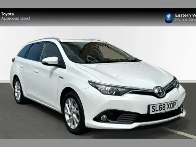 Used Toyota Auris Hybrid 134 HP (98 kW) 2019 White Estate
