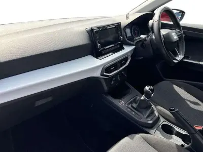 Usado Seat Ibiza SE 94 CV (69 kW) 2023 Rojo Utilitario