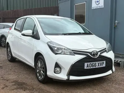 Used Toyota Yaris 99 HP (72 kW) 2016 White Hatchback