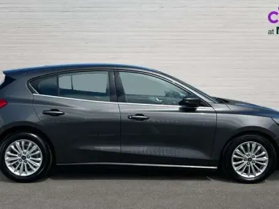 Begagnad Ford Focus Titanium 125 HK (91 kW) 2022 Grå Halvkombi