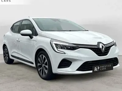 Used Renault Clio Iconic 90 HP (66 kW) 2022 White Hatchback