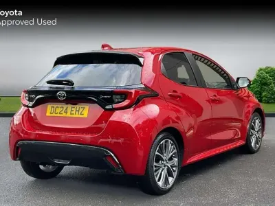 Używany Toyota Yaris Hybrid 116 KM (85 kW) 2024 Czerwony Hatchback