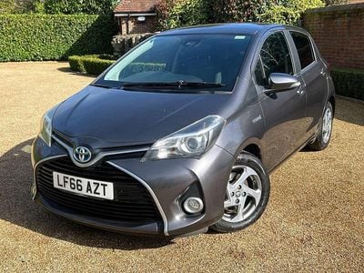 Used Toyota Yaris Hybrid 101 HP (74 kW) 2016 Grey Hatchback