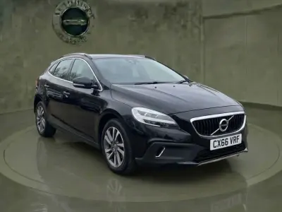 Usado Volvo V40 2016 Negro Utilitario