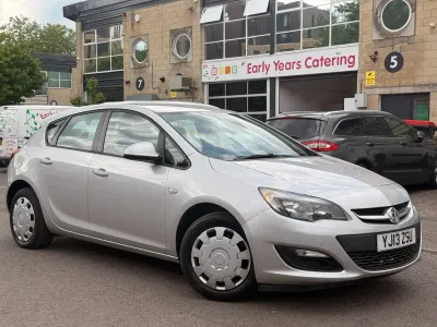 Używany Vauxhall Astra 115 KM (84 kW) 2013 Srebrny Hatchback