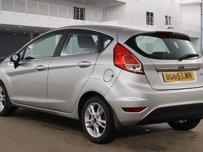 Usado Ford Fiesta Zetec 75 HP (55 kW) 2015 Prateado Citadino
