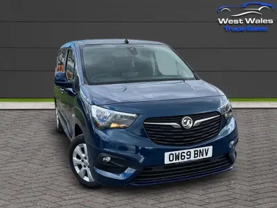 Second-hand Vauxhall Combo S 130 CP (95 kW) 2020 Albastru Monovolum