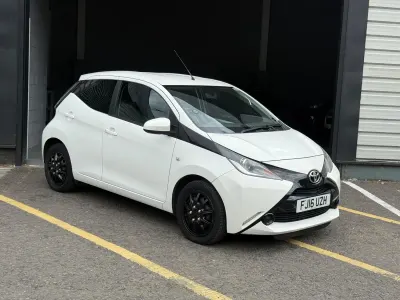 Used Toyota Aygo X-play 69 HP (50 kW) 2016 White Hatchback