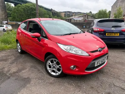 Gebraucht Ford Fiesta Zetec 82 PS (60 kW) 2012 Rot Kleinwagen