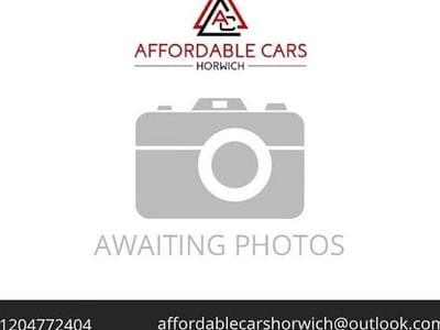 Used Vauxhall Corsa 85 HP (62 kW) 2014 White Hatchback
