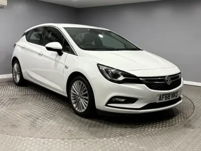 Used Vauxhall Astra Elite 110 HP (80 kW) 2018 White Hatchback