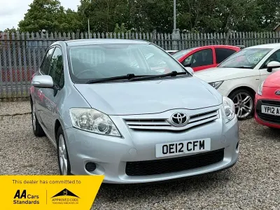 Used Toyota Auris Edition 101 HP (74 kW) 2012 Silver Hatchback