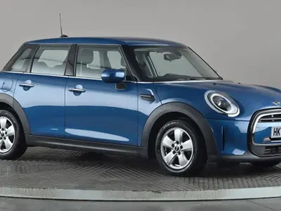 Używany Mini Cooper Classic 136 KM (100 kW) 2023 Niebieski Hatchback