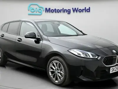 Begagnad BMW 120 Sport Line 156 HK (114 kW) 2025 Svart Halvkombi