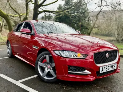 Używany Jaguar XE R-Sport 240 KM (176 kW) 2016 Czerwony Sedan/Limuzyna