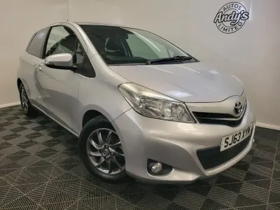 Używany Toyota Yaris Edition 69 KM (50 kW) 2013 Srebrny Hatchback
