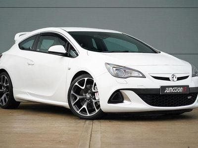 Used Vauxhall Astra GTC S 280 HP (205 kW) 2018 White Hatchback