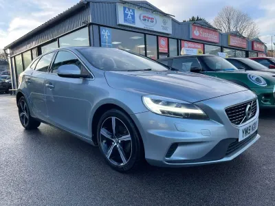 Begagnad Volvo V40 R-Design 120 HK (88 kW) 2019 Silver Halvkombi