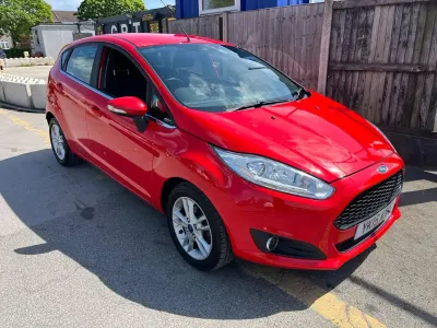 Second-hand Ford Fiesta Zetec 100 CP (73 kW) 2014 Roșu Hatchback