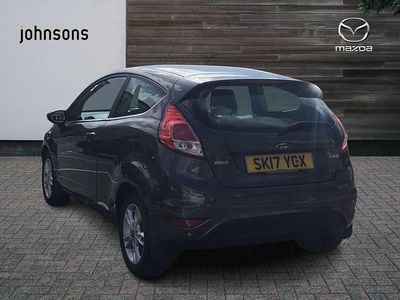 Usado Ford Fiesta Zetec 99 HP (72 kW) 2017 Cinzento Citadino