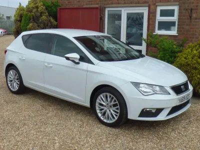 Used Seat Leon SE Dynamic 130 HP (95 kW) 2020 White Hatchback