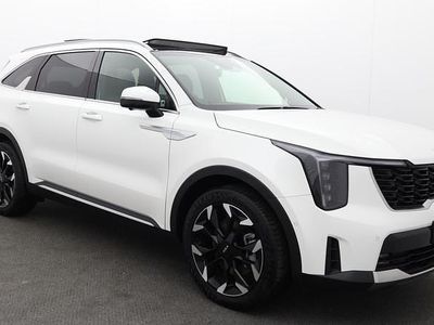 White New 2025 Kia Sorento SUV | £47,995 (A bit pricey)