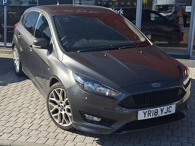 Usado Ford Focus ST-Line 140 HP (102 kW) 2018 Cinzento Citadino