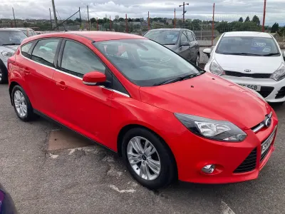 Used Ford Focus Titanium 125 HP (91 kW) 2014 Red Hatchback