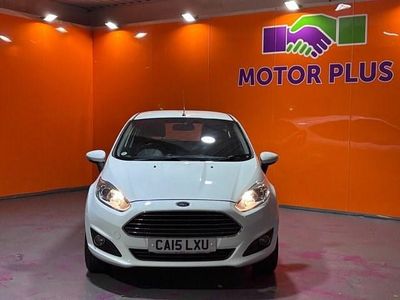 Usado Ford Fiesta Zetec 82 HP (60 kW) 2015 Branco Citadino