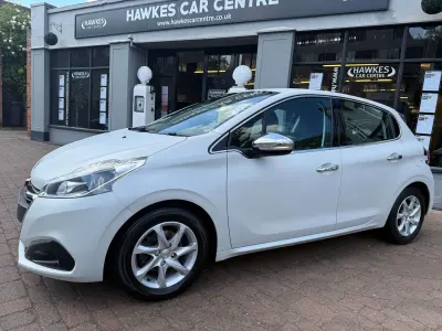 Gebraucht Peugeot 208 Active 2016 Weiß Kleinwagen