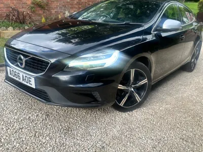 Używany Volvo V40 R-Design 120 KM (88 kW) 2016 Czarny Hatchback
