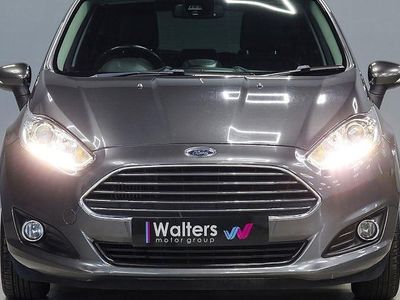 Usado Ford Fiesta Titanium 95 HP (69 kW) 2016 Cinzento Citadino