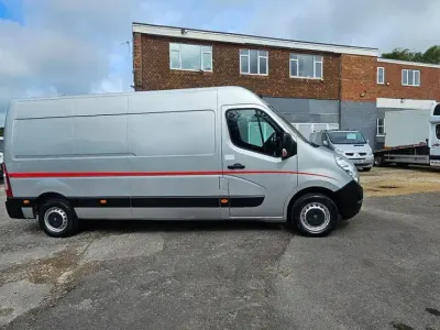 Begagnad Vauxhall Movano 130 HK (95 kW) 2019 Silver Minibuss