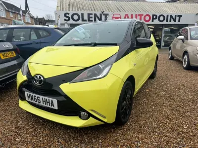 Second-hand Toyota Aygo X-cite 68 CP (50 kW) 2016 Galben Hatchback