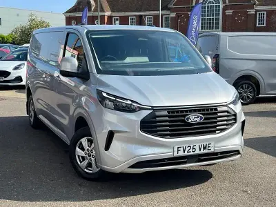 Usado Ford Transit Custom Limited 136 CV (100 kW) 2025 Plateado Van