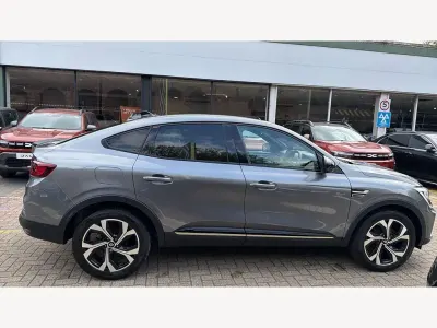Begagnad Renault Arkana Engineered 142 HK (104 kW) 2023 Grå SUV