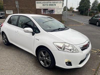 Used Toyota Auris Hybrid 136 HP (100 kW) 2012 White Hatchback