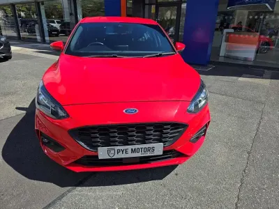 Begagnad Ford Focus ST-Line 2019 Röd Halvkombi