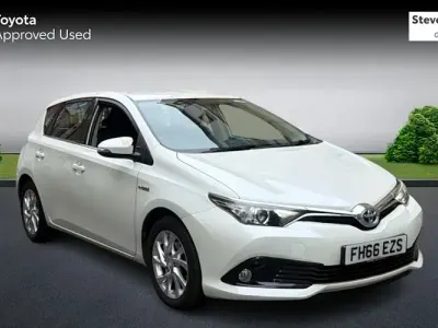 Used Toyota Auris Hybrid Business Edition 136 HP (100 kW) 2016 White Hatchback