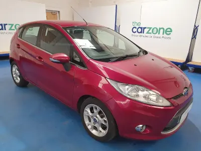Usado Ford Fiesta Zetec 96 HP (70 kW) 2012 Vermelho Citadino