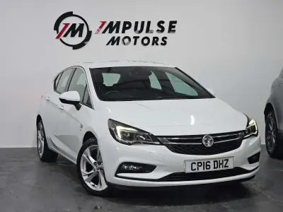 Used Vauxhall Astra SRi 150 HP (110 kW) 2016 White Hatchback