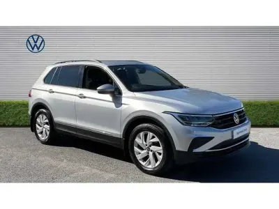 Usado VW Tiguan Life 150 HP (110 kW) 2021 Prateado SUV