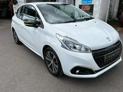 Used Peugeot 208 2016 White Hatchback