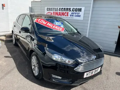 Gebraucht Ford Focus Zetec 125 PS (91 kW) 2018 Schwarz Kleinwagen
