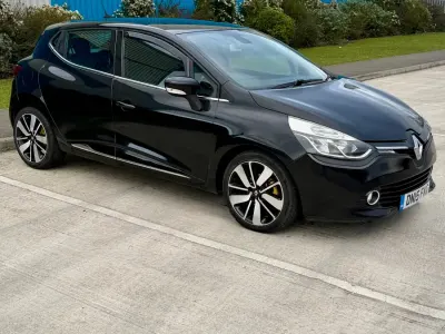 Begagnad Renault Clio IV Dynamique 90 HK (66 kW) 2015 Svart Halvkombi