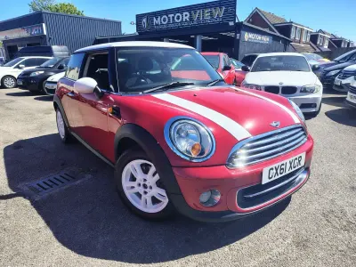 Begagnad Mini Cooper Hatch 122 HK (89 kW) 2011 Röd Halvkombi