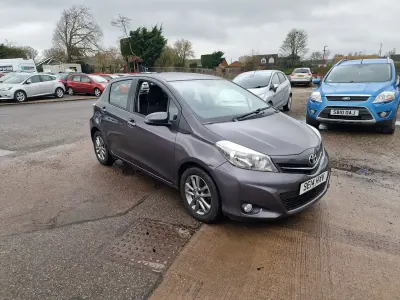 Used Toyota Yaris 101 HP (74 kW) 2013 Grey Hatchback