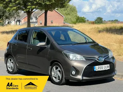 Used Toyota Yaris 100 HP (73 kW) 2016 Bronze Hatchback