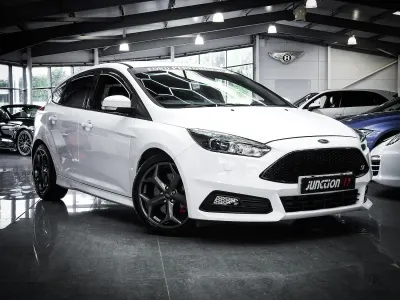 Used Ford Focus ST 250 HP (183 kW) 2016 White Hatchback